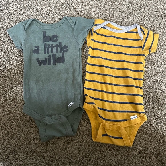 Assorted Baby Onesies Set - 12 pieces - Picture 2 of 10